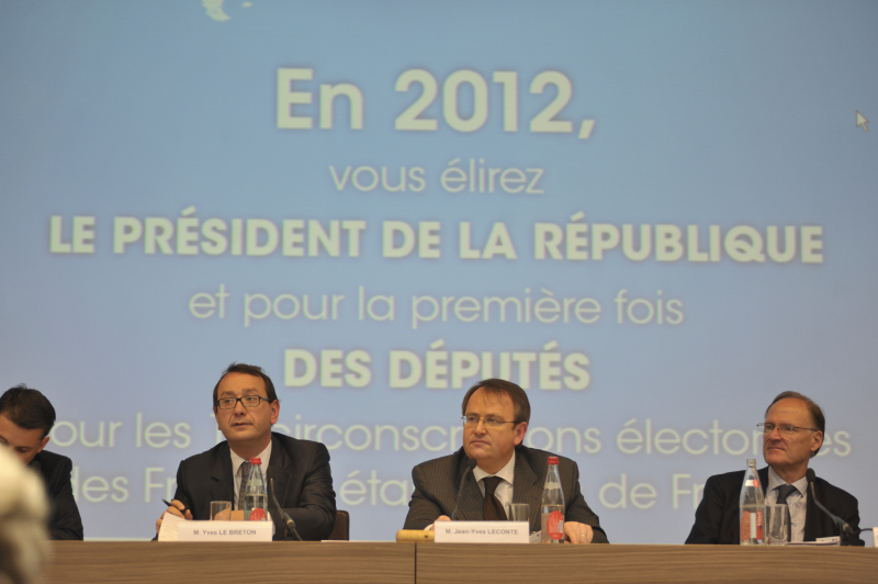M. Jean-Yves Leconte, vice-président de l'AFE, entouré de M. Yves Lebreton et de M. Georges-Francis Seingry